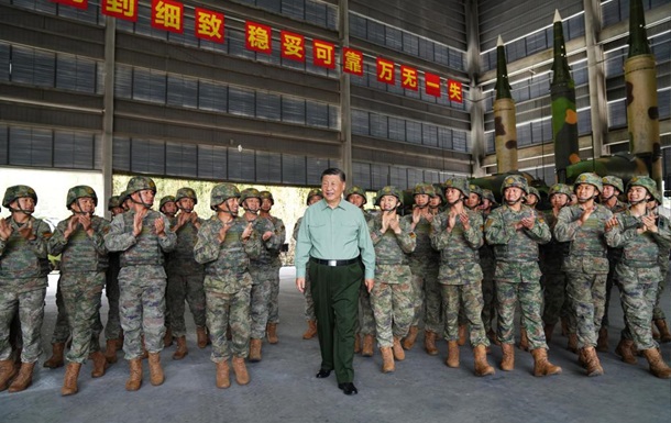 Сі Цзіньпін зміцнює військові сили