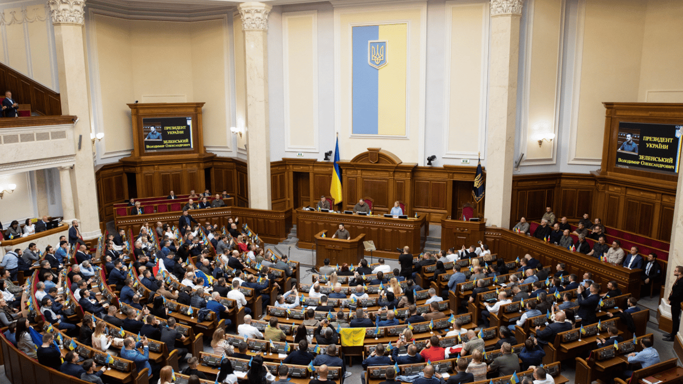 Дискусії про підвищення зарплат держслужбовцям