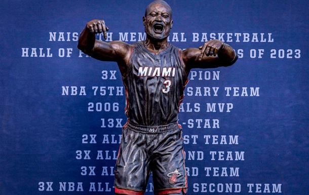 Відкриття статуї Двейна Вейда