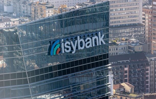 Інтеза Санпаоло скорочує діяльність у Росії