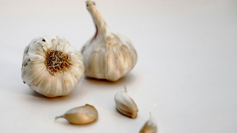 Прості методи очищення часнику