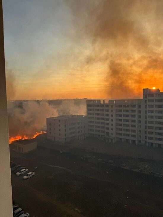 Масштабна пожежа в передмісті Києва