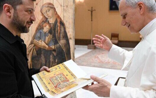 Зеленський подарував Папі ікону з уламка боєприпасу